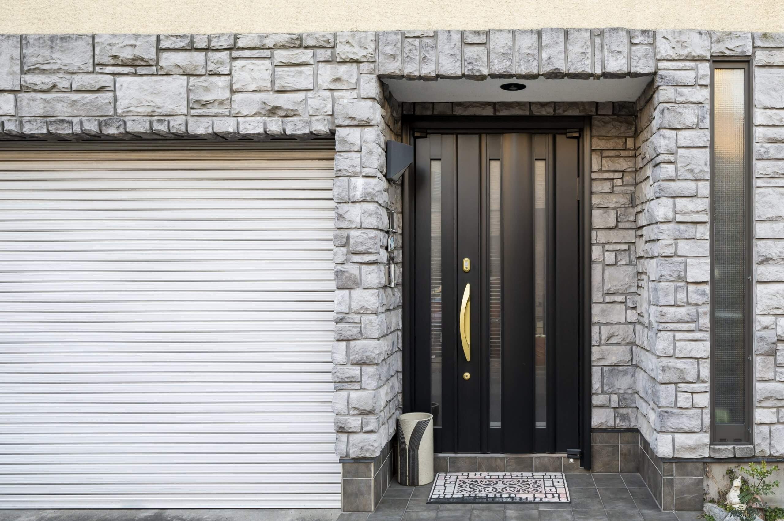 dark-house-entrance-japanese-bui